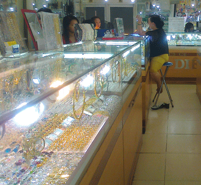 Domestic gold prices shoots up by VND700,000 a tael, the highest in last six months, after a sudden surge in the global market (Photo: U. Phuong)