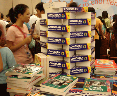 Book lovers browse in the store (Photo: U. Phuong)