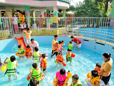 Primary school children learning to swim (Photo: SGGP)