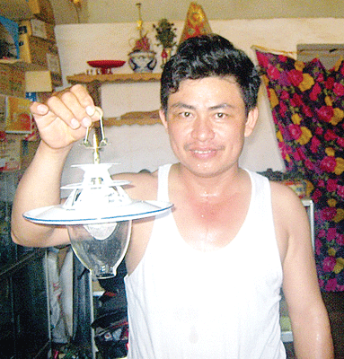 Anh Châu giới thiệu chiếc đèn biogas