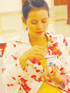 Người tiêu dùng sử dụng sản phẩm sữa chua của Vinamilk