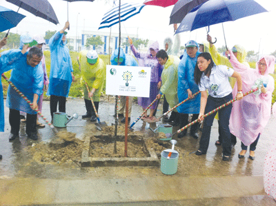 Hưởng ứng Chiến dịch làm cho thế giới sạch hơn 2012: Vinamilk tham gia trồng 300 cây xanh
