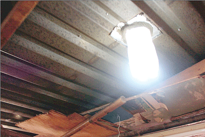 Mô hình sử dụng điện bằng “chai mặt trời”.