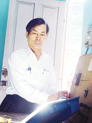 Kỹ sư Phạm Tài kiểm tra bộ đèn LED Nano trước khi lắp đặt.