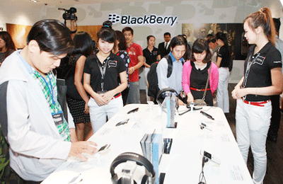 Trong buổi sáng khai trương cửa hàng, đã có 200 khách hàng mua điện thoại Blackberry