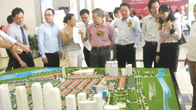 Khách hàng tham quan dự án Him Lam Riverside