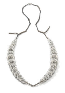 Vòng đeo cổ, một tác phẩm độc đáo của Dương Sam Thọ được trưng bày tại triển lãm