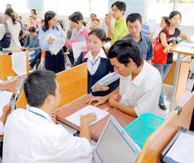 Businesses being guided at the HCMC Tax Department (Illustrative photo: SGGP)