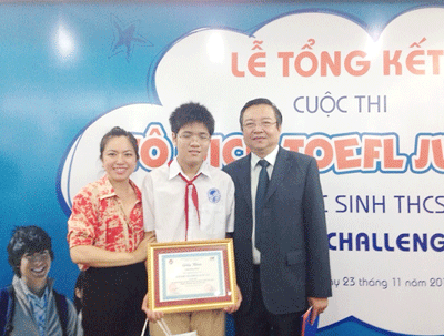 Em Lâm Đăng Khoa, học sinh Trường PTTH Á Châu, đạt 900/900 điểm tại vòng 2 cuộc thi TOEFL JUNIOR và đoạt giải khuyến khích của cuộc thi.