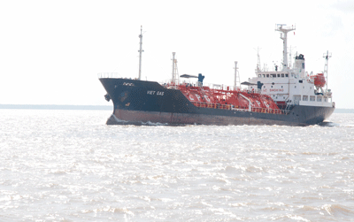 Only small vessels can enter Hau River from the sea in the Mekong Delta (Photo: SGGP)