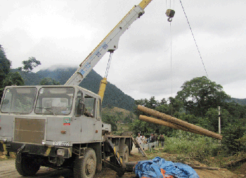 Logs of wood are loaded from the overturned truck (Photo: anninhthudo)