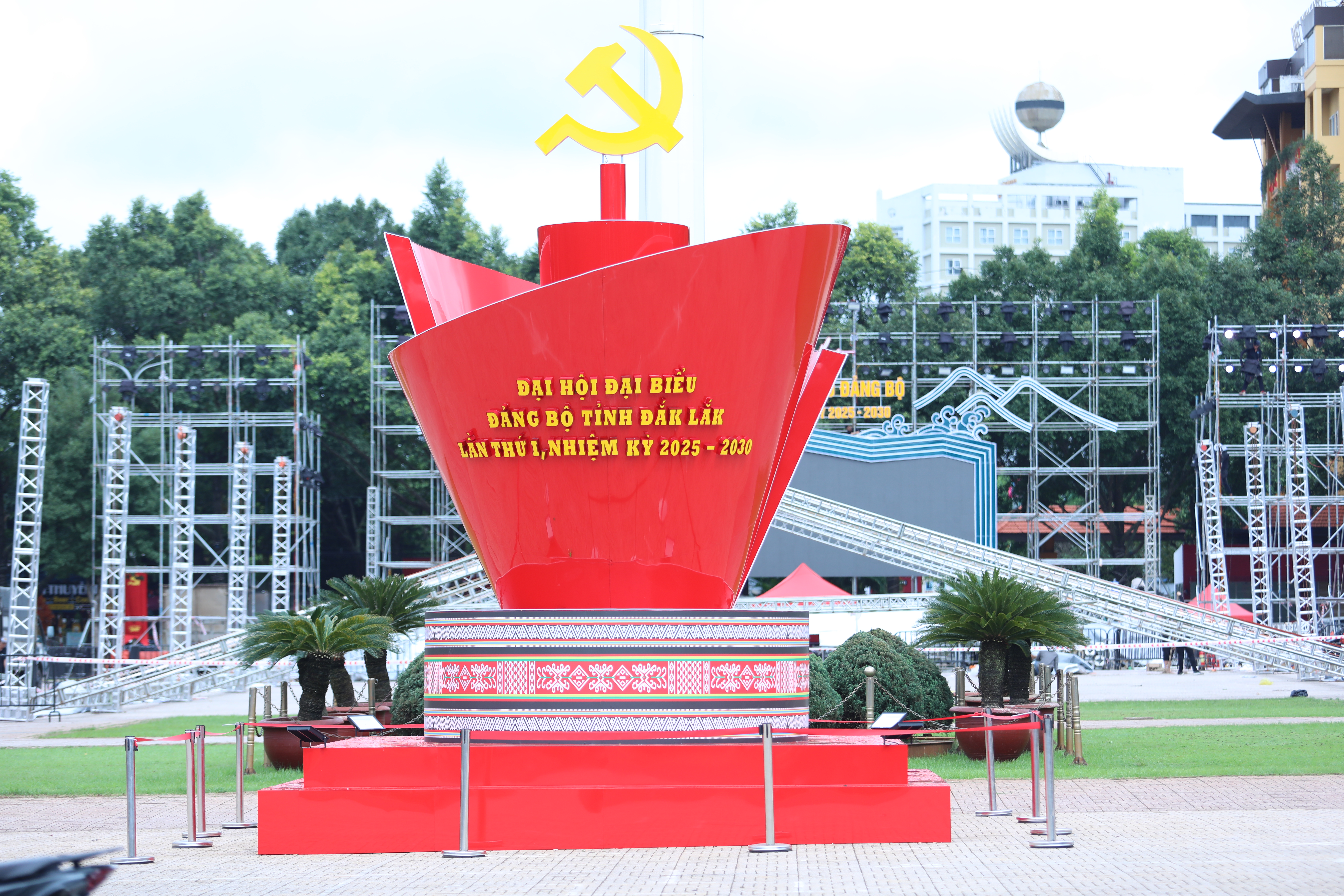 Rực rỡ cờ hoa chào mừng Đại hội Đảng bộ tỉnh Đắk Lắk lần thứ I