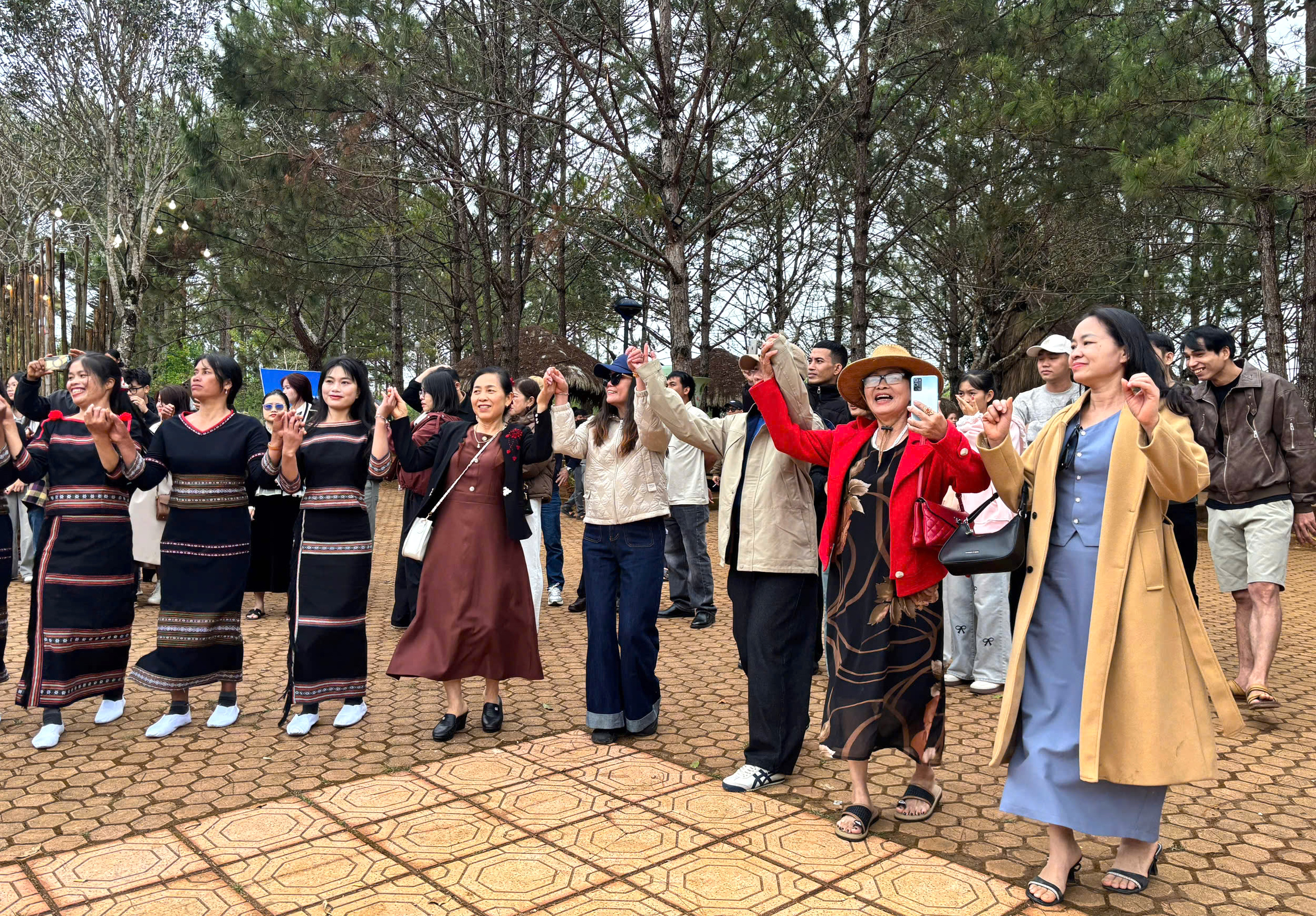 Du khách nắm chặt tay nghệ nhân, cùng nhau nhảy theo tiếng chiêng