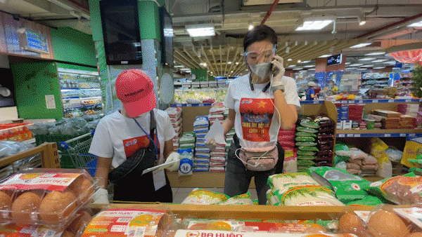 Vietnamese celebrities grocery shop for people stuck at home