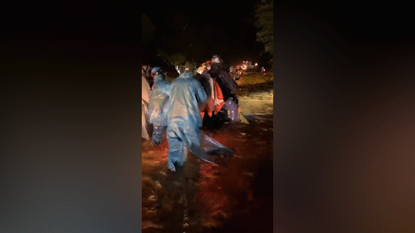 Vietnamese Southerners power through flood homeward