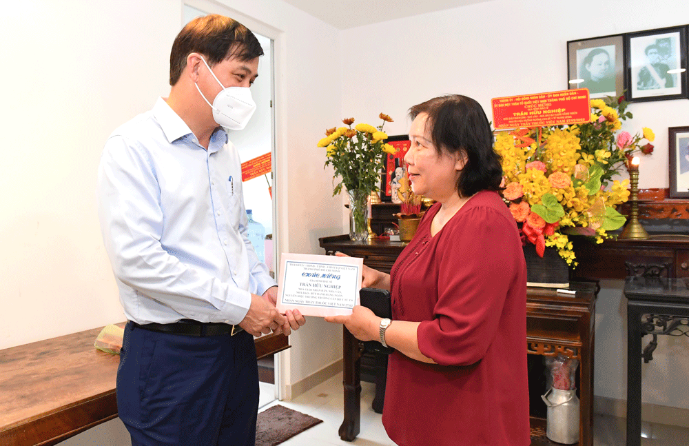 HCMC leader visits distinguished doctors ảnh 1