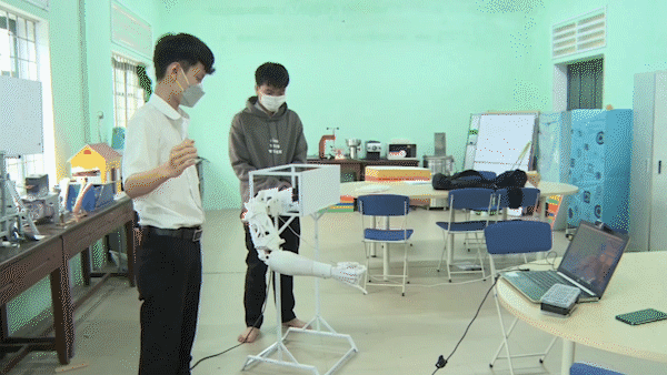 High school students invent robotic arm aimed to work in hazardous environment