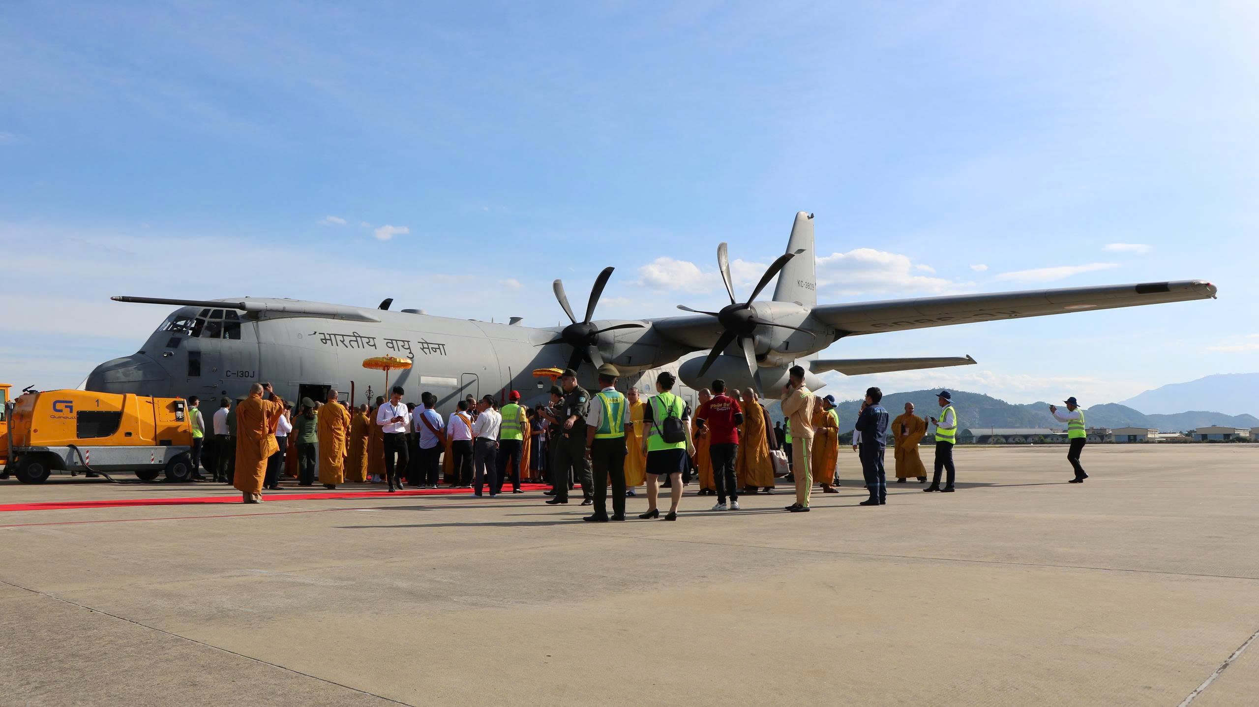Xá lợi Đức Phật Thích Ca Mâu Ni lên chuyên cơ trở về Ấn Độ vào ngày 2-6. Ảnh: XUÂN QUỲNH