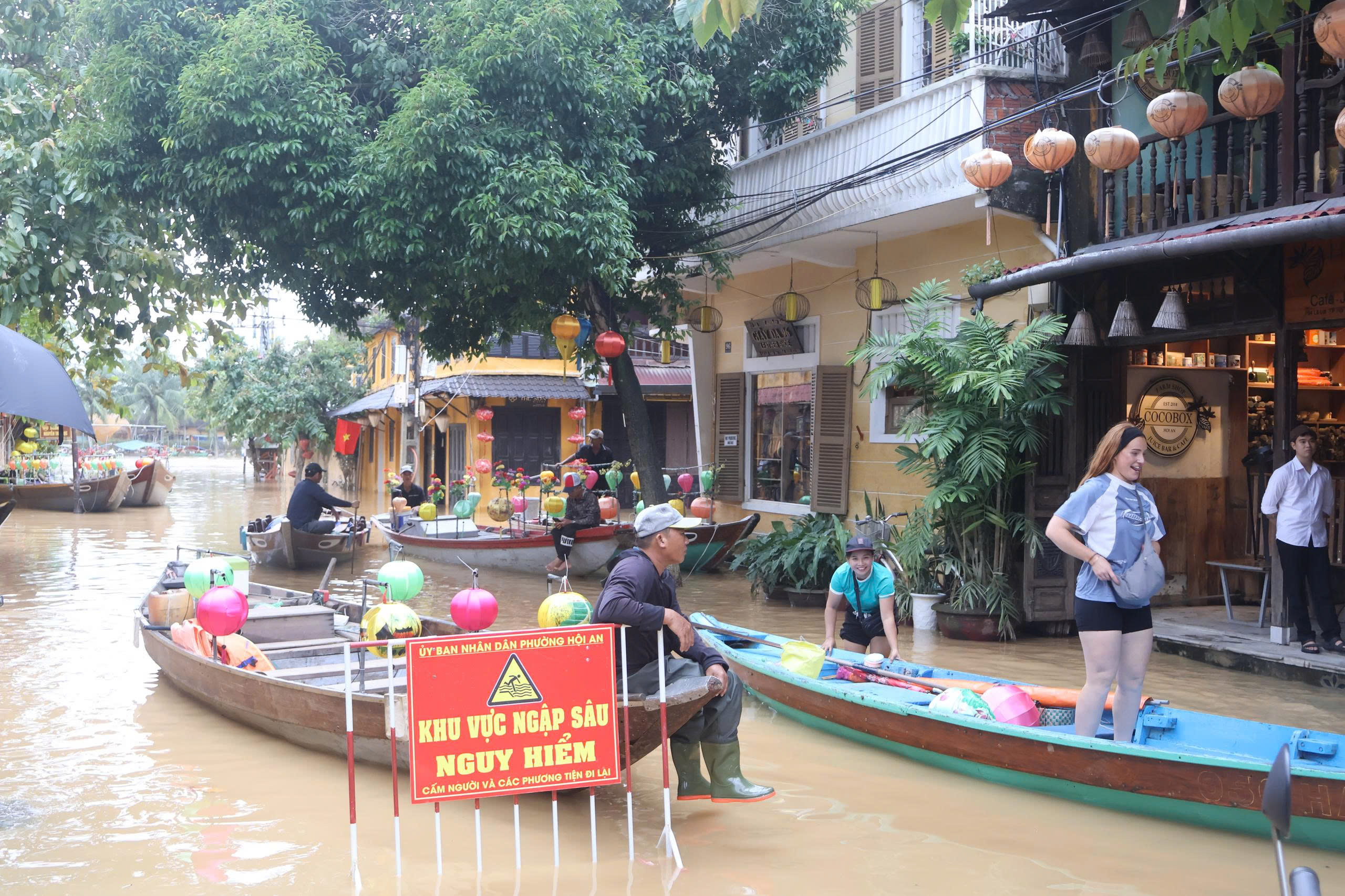 Nước sông Hoài dâng cao, chia cắt tuyến đường Lê Lợi. Ảnh: PHẠM NGA