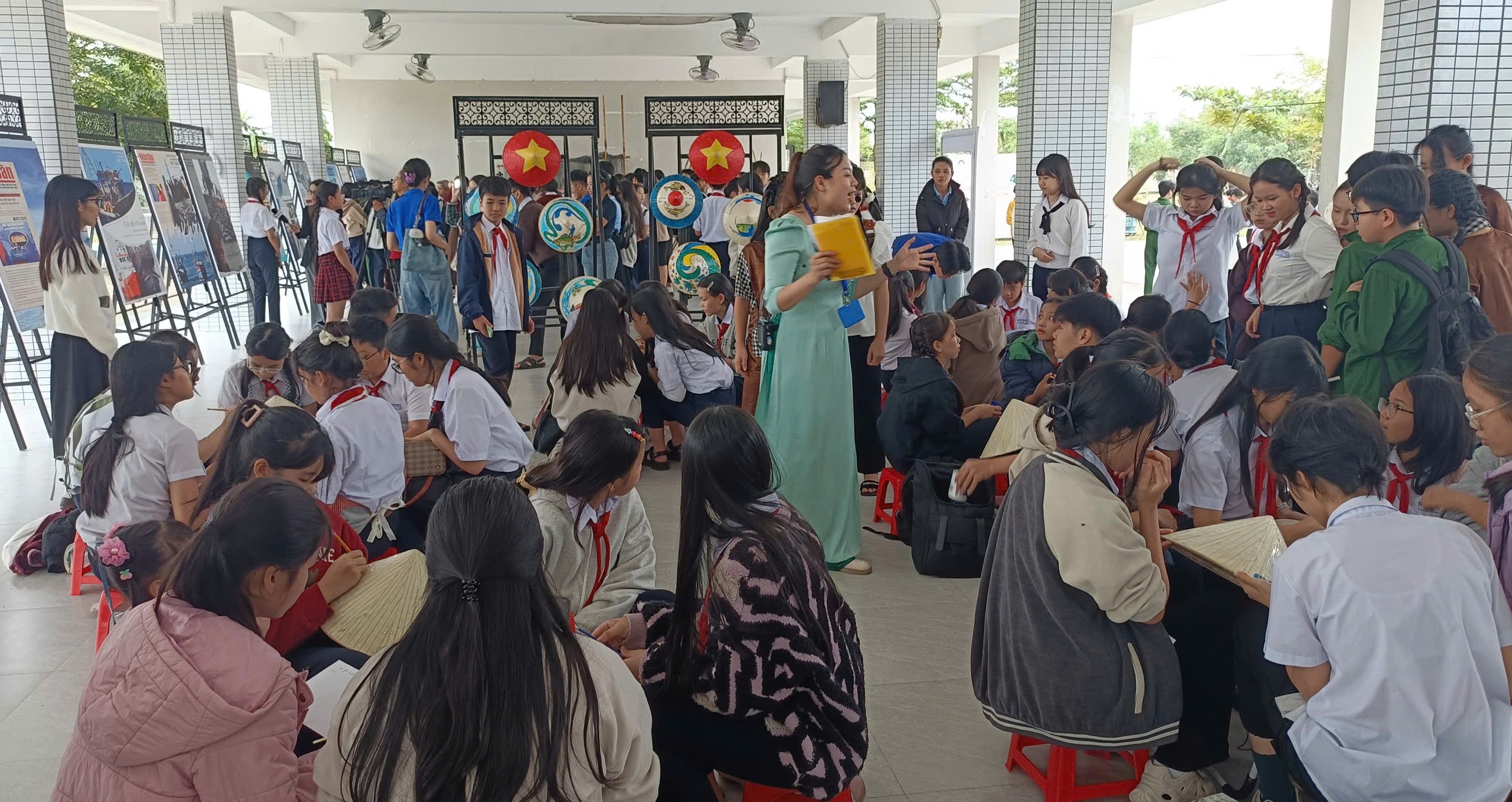 Nhà trưng bày Hoàng Sa phối hợp với Đoàn Thanh niên phường An Khê và Trường THCS Nguyễn Đình Chiểu tổ chức Ngày hội Di sản văn hóa biển. Ảnh: XUÂN QUỲNH