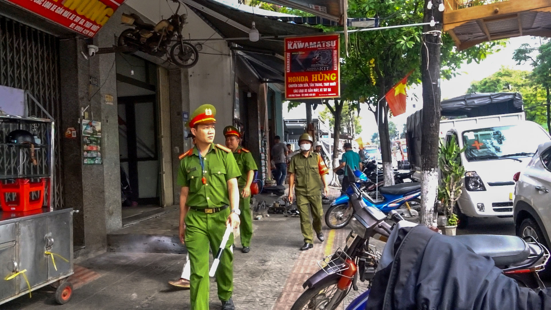 Tổ liên ngành gồm công an, dân quân tự vệ và lực lượng quy tắc đô thị là nòng cốt trong việc lập lại trật tự vỉa hè, chỉnh trang đô thị. Ảnh: XUÂN QUỲNH