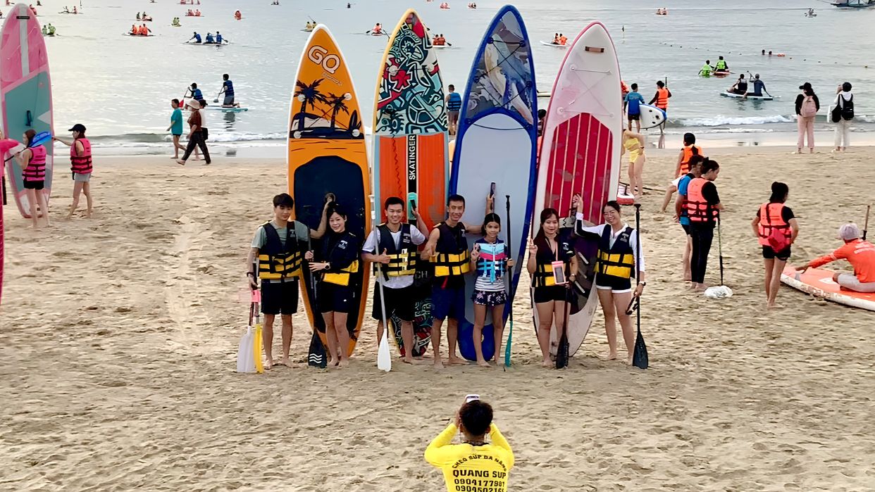 Hoạt động chèo SUP (Stand-Up Paddleboarding) thu hút đông đảo du khách, đặc biệt là giới trẻ