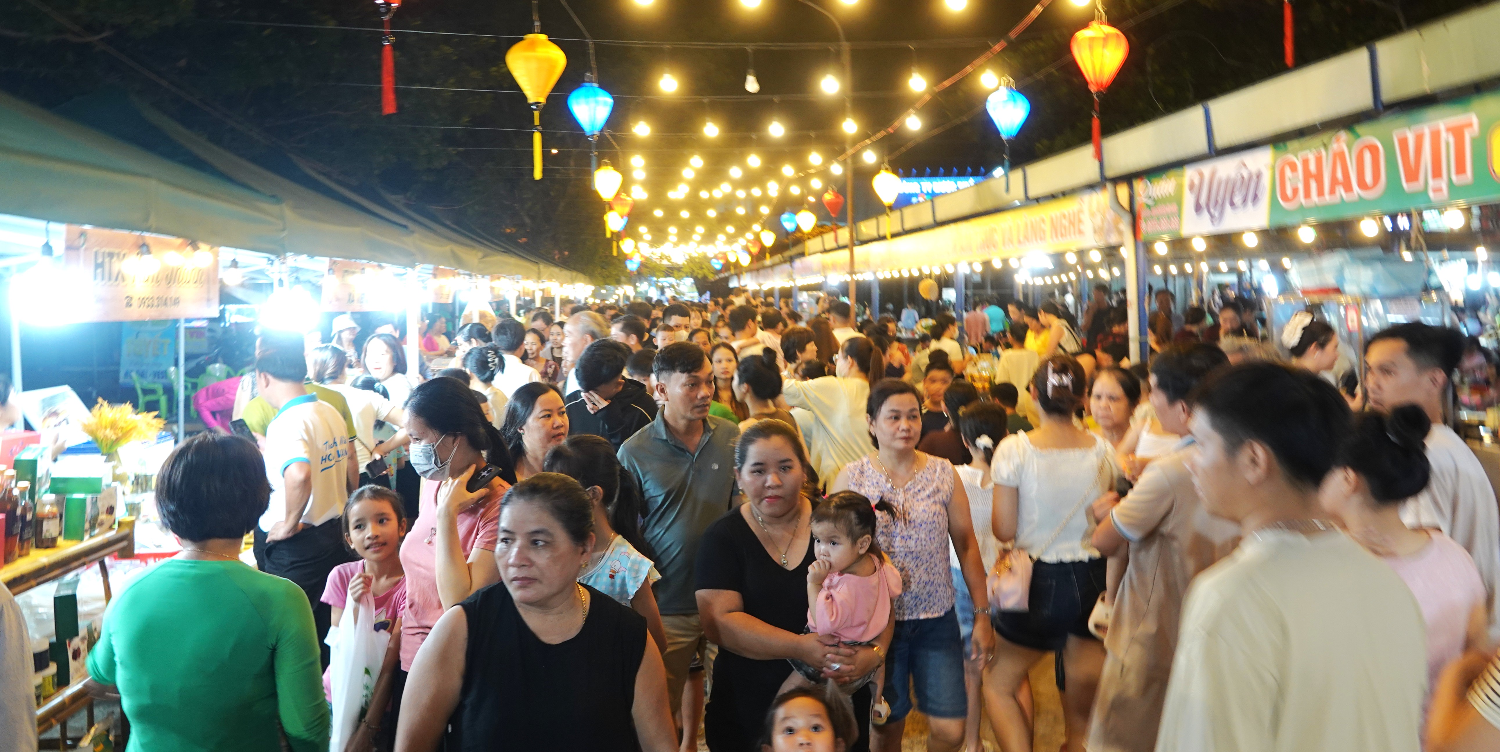 Đông đúc người dân, du khách đến phiên chợ quê Hòa Vang. Ảnh: XUÂN QUỲNH