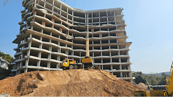 Tháo dỡ khách sạn 12 tầng xây dựng trái phép ở Phú Quốc