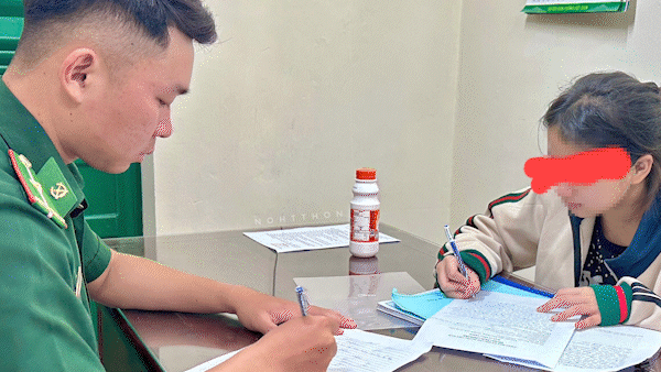 Cán bộ Bộ đội Biên phòng làm việc với cháu Th.