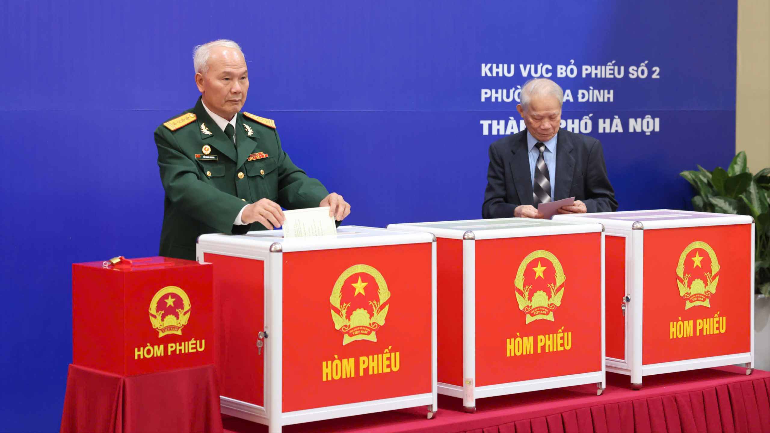 Tổng kiểm tra quy trình bầu cử tại khu vực bỏ phiếu số 2, phường Ba Đình