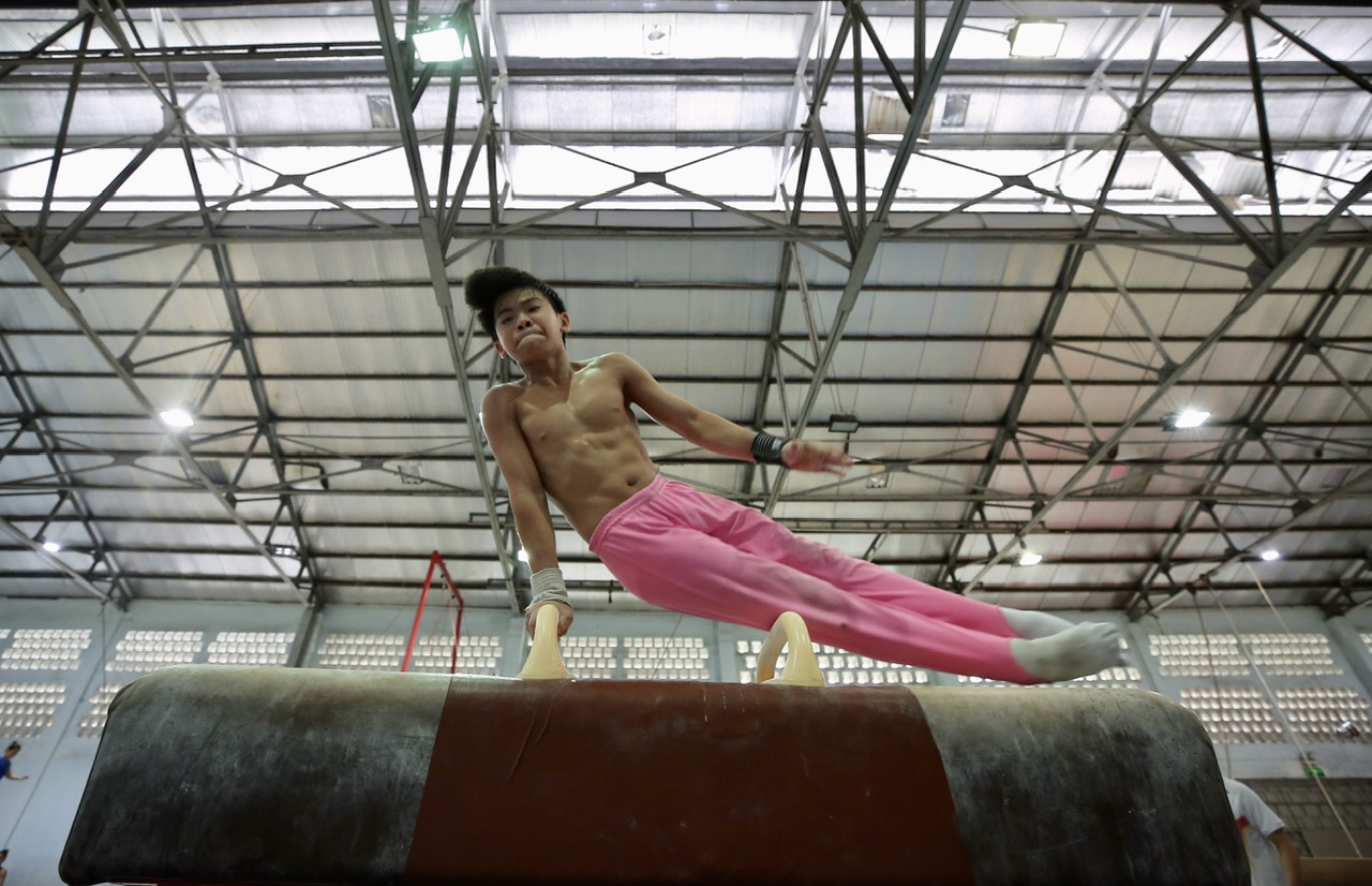 Các VĐV TDDC khổ luyện ngay khi còn nhỏ. Ảnh: DŨNG PHƯƠNG 