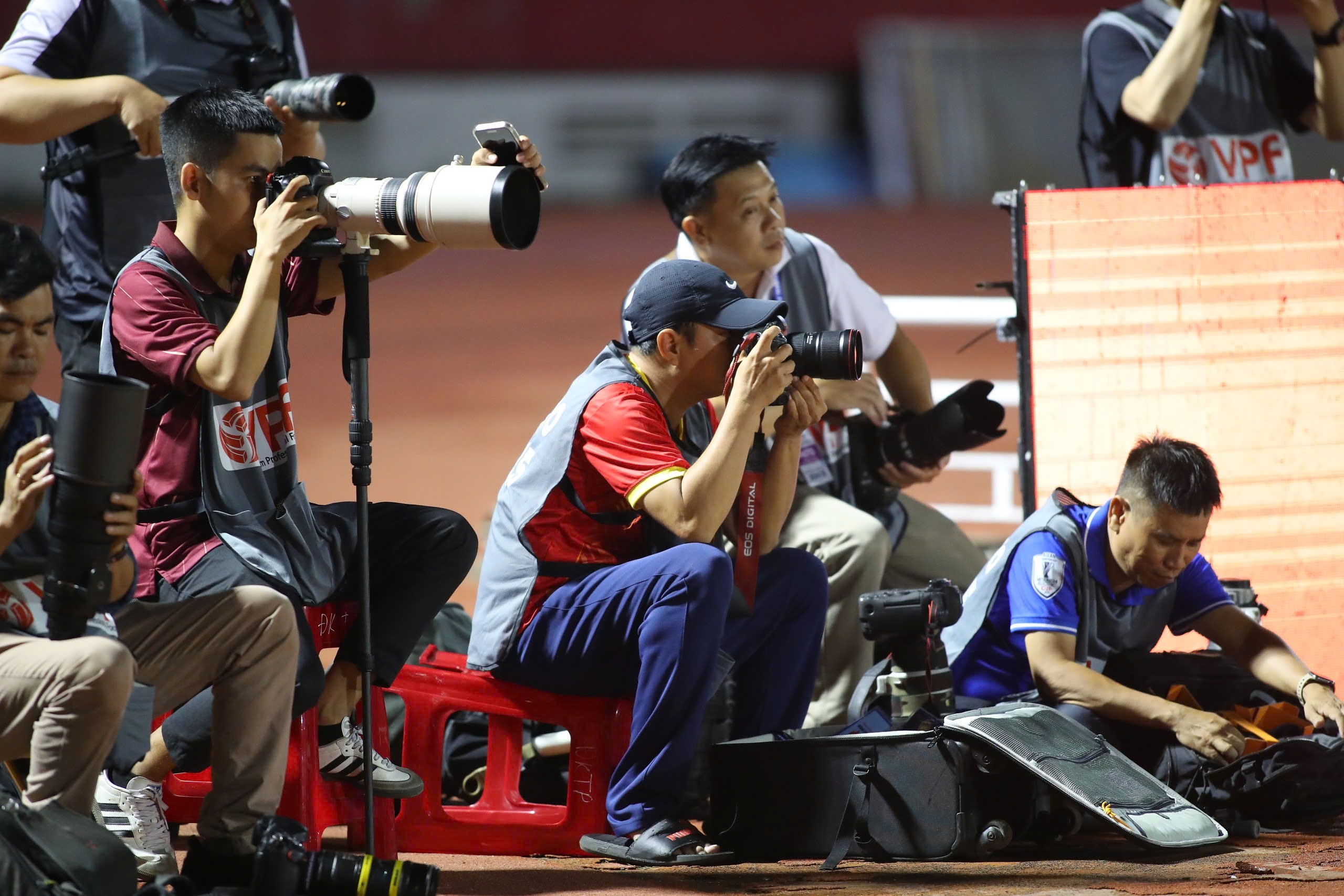 Các phóng viên thể thao Việt Nam tác nghiệp tại trận đấu bóng đá. Ảnh: DŨNG PHƯƠNG 