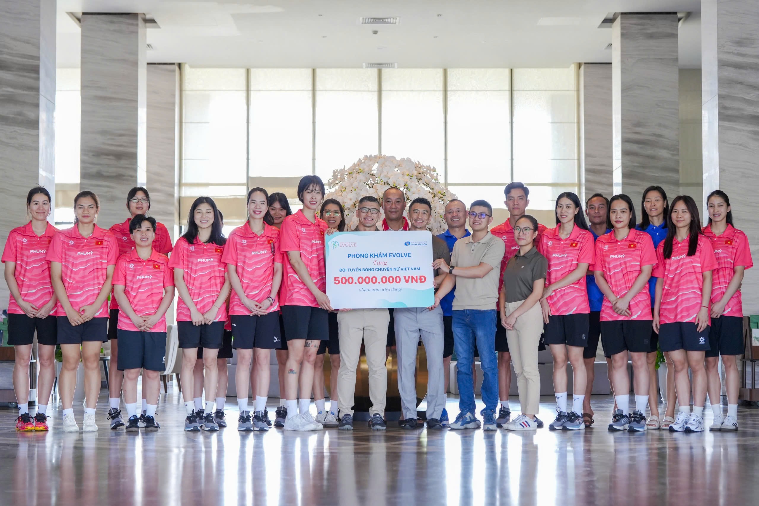 Chuyên gia Ben Duong, Gavin (phòng khám Evolve), ông Dương Công Nhiệm (Bệnh viện quốc tế Nam Sài Gòn) trao tặng hỗ trợ tuyển nữ Việt Nam. Ảnh: DŨNG PHƯƠNG 