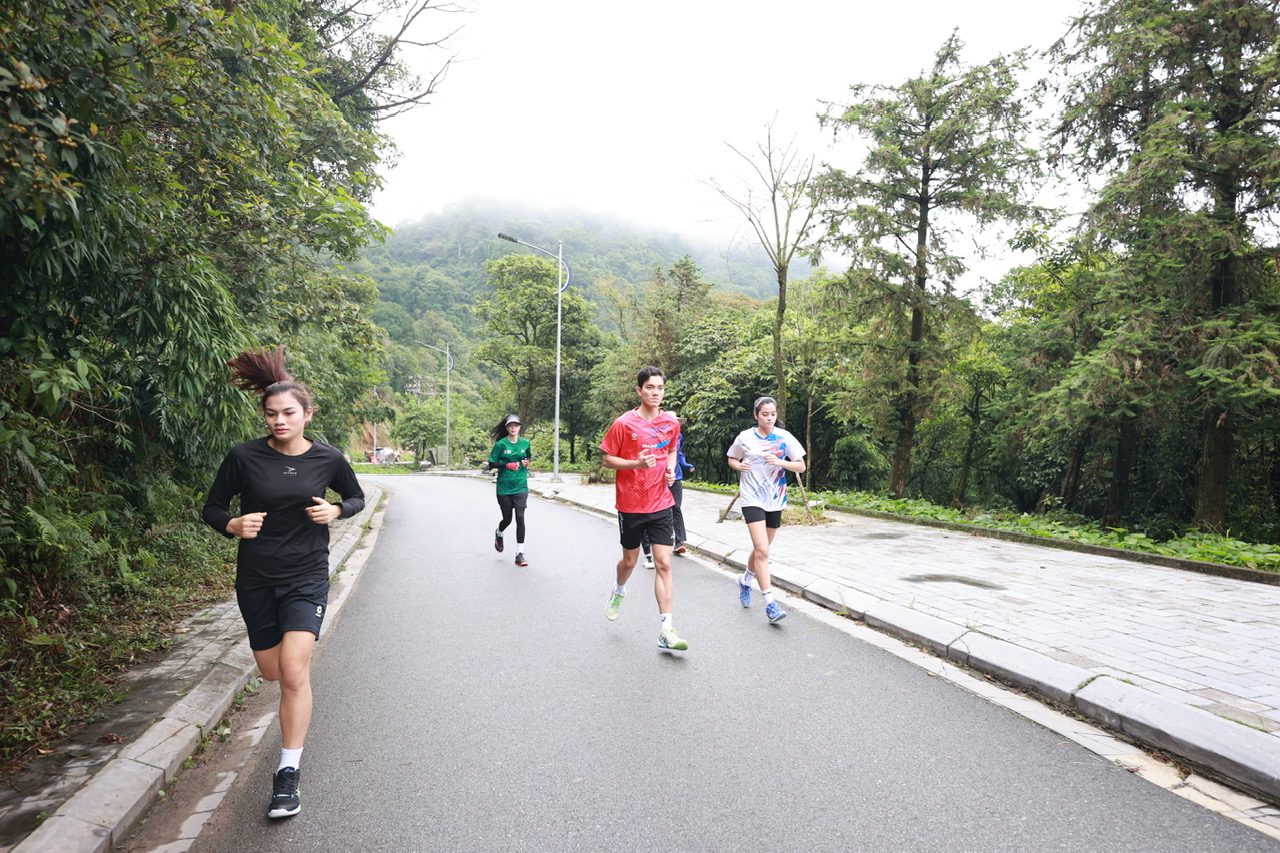 Các tuyển thủ bóng chuyền nữ “nuốt” giáo án chạy hàng ngày trên các cung đường ở Tam Đảo. Ảnh: DŨNG PHƯƠNG