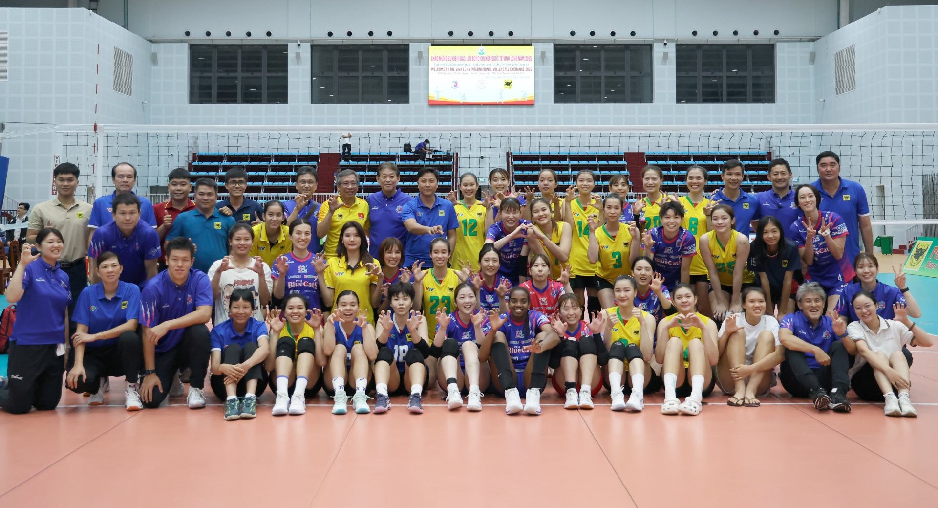 CLB VTV Bình Điền Long An giao lưu cùng CLB PFU BlueCats