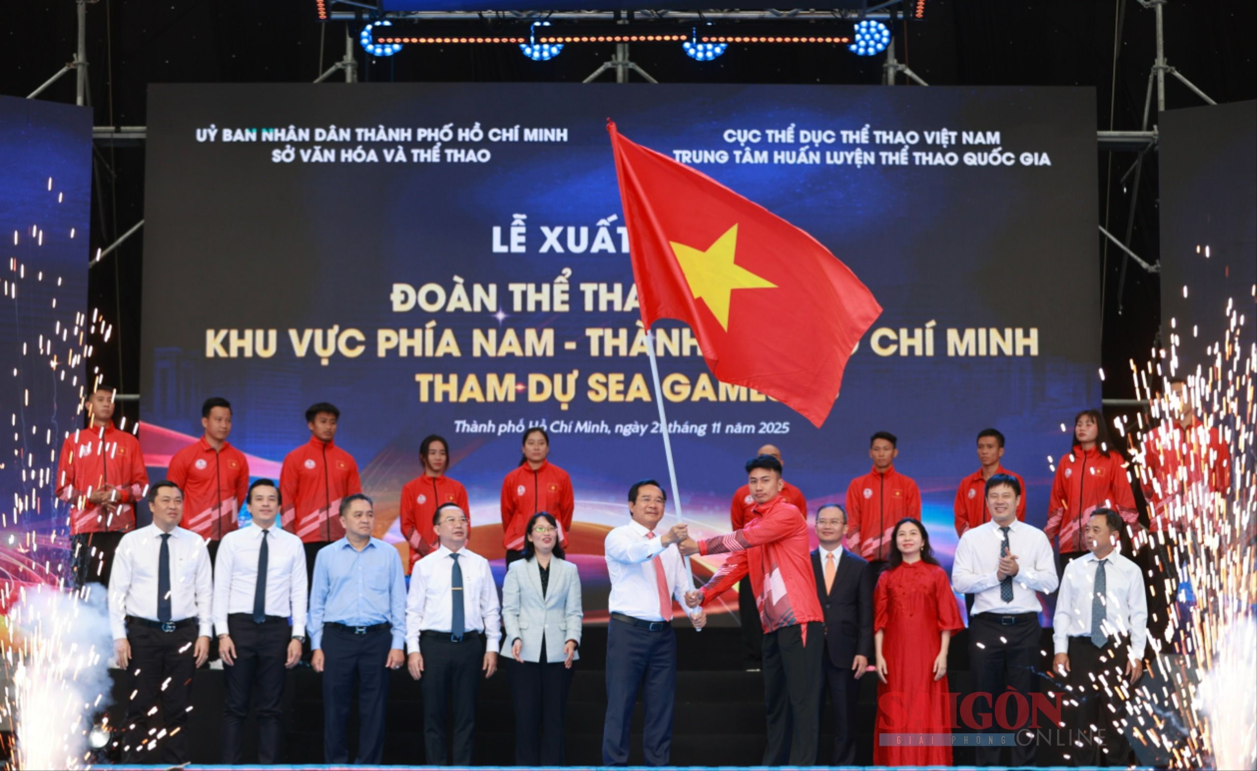 Chủ tịch UBND TPHCM Nguyễn Văn Được trao cờ và động viên tinh thần Đoàn thể thao Việt Nam tham dự SEA Games 33 tại Lễ xuất quân sáng ngày 21-11. Ảnh: DŨNG PHƯƠNG