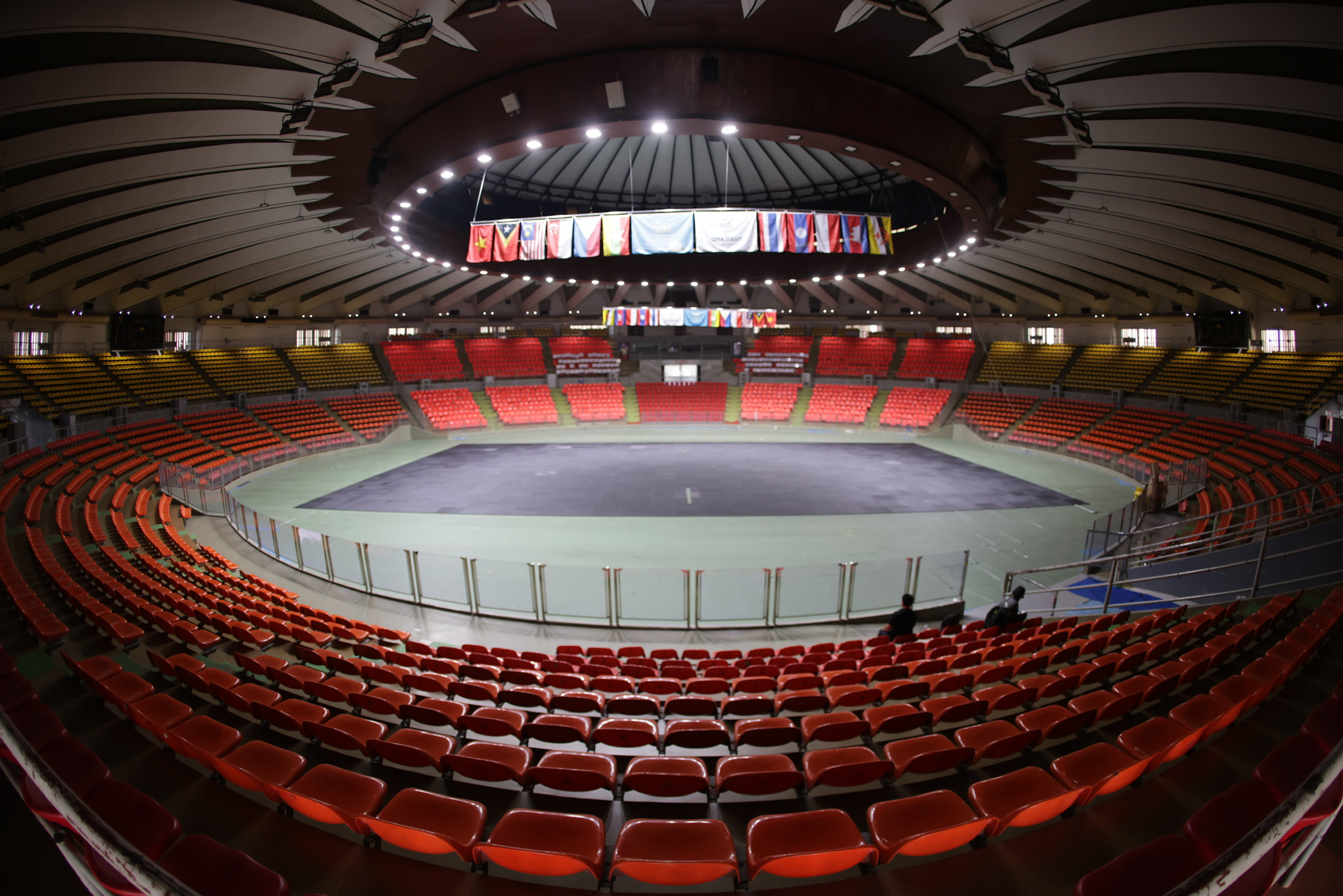 Phía bên trong Nhà thi đấu Huamark. Ảnh: DŨNG PHƯƠNG 