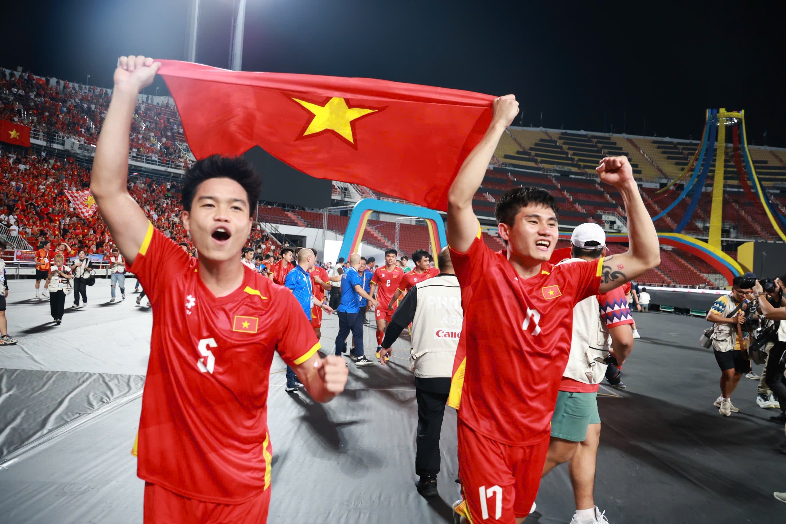 Các cầu thủ U22 Việt Nam bùng nổ cảm xúc sau khi giành tấm HCV bóng đá nam tại SEA Games 33 