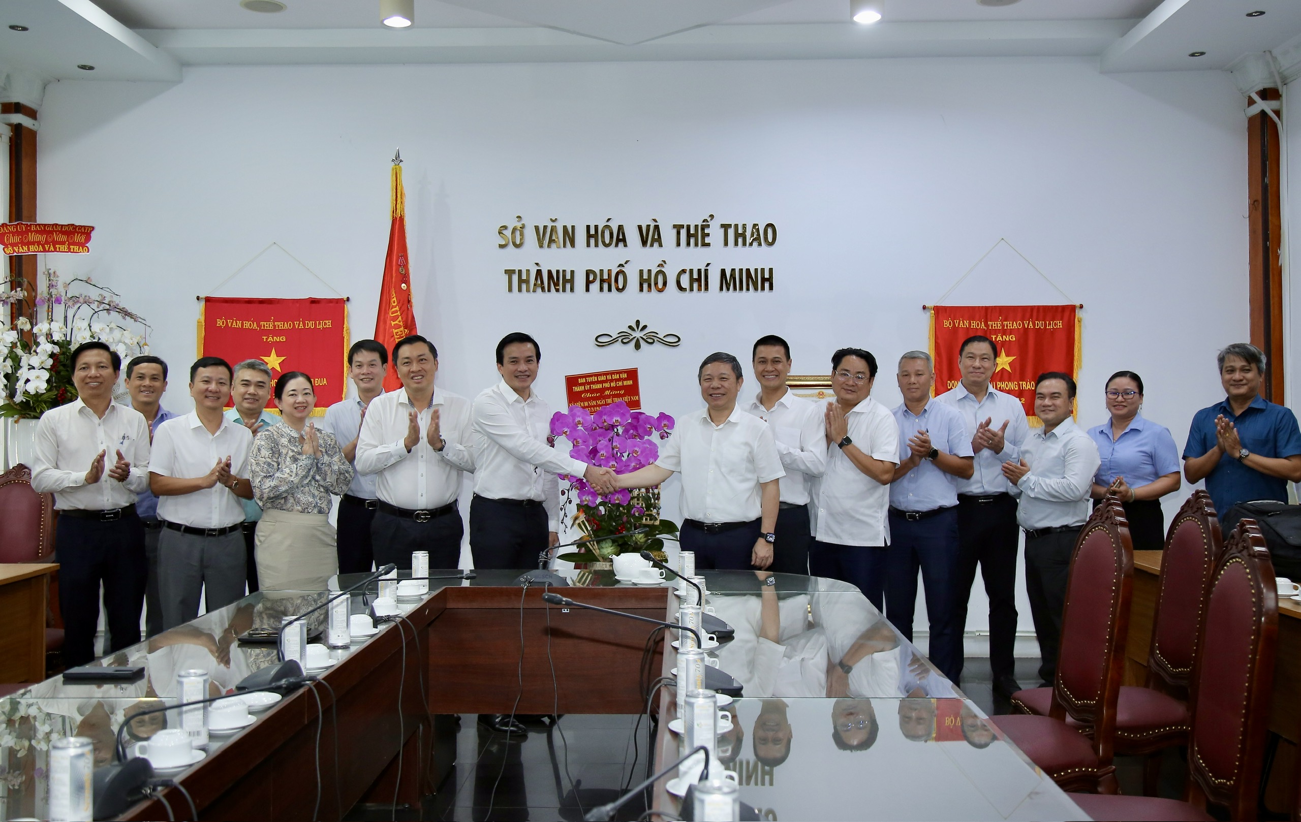 Trưởng Ban Tuyên giáo và Dân vận Thành ủy TPHCM Dương Anh Đức chúc mừng tập thể lãnh đạo và CBVC của Sở VH-TT TPHCM nhân ngày truyền thống ngành TDTT. Ảnh: DŨNG PHƯƠNG