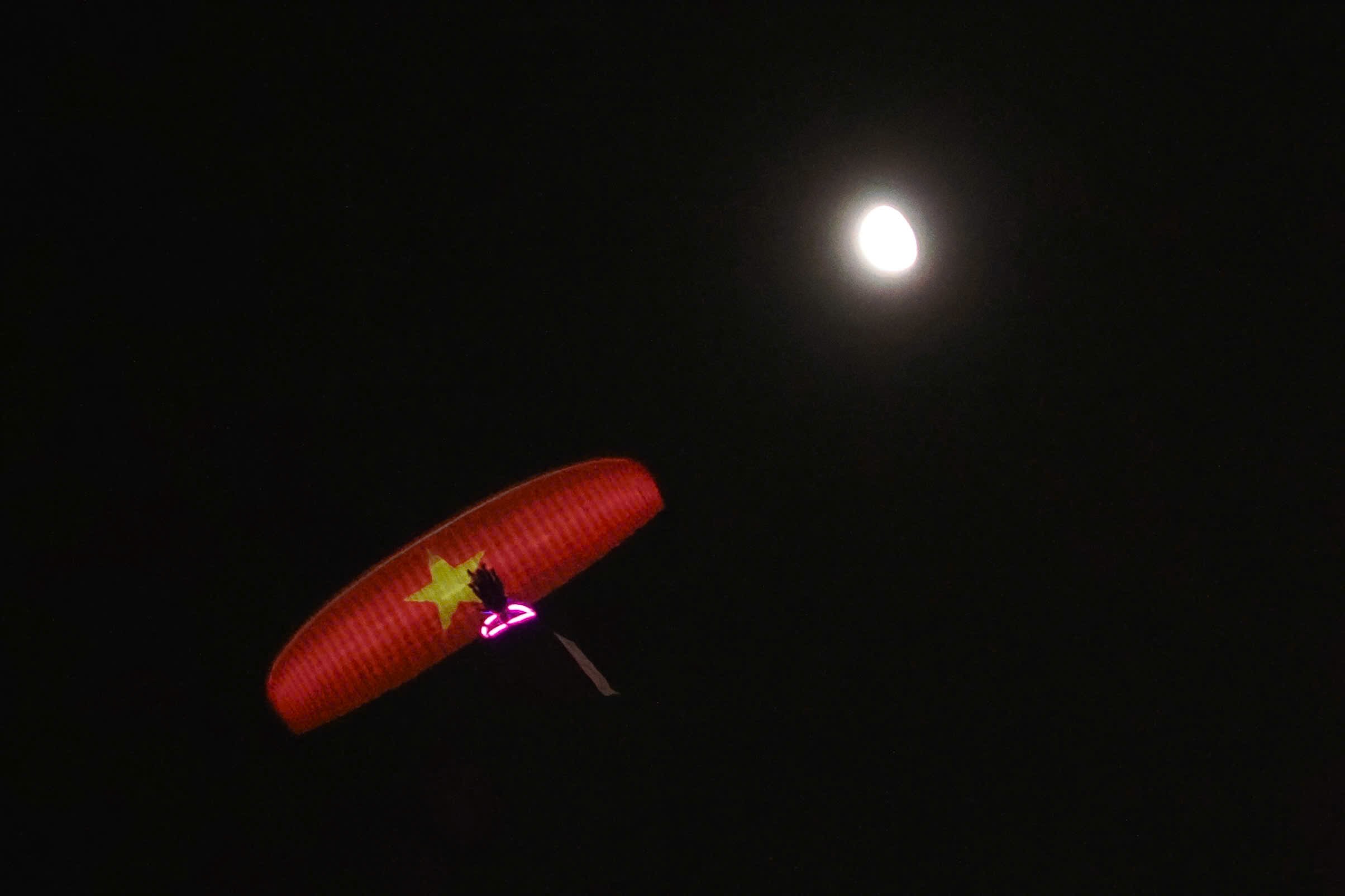 Mãn nhãn màn trình diễn dù lượn bên sông Sài Gòn