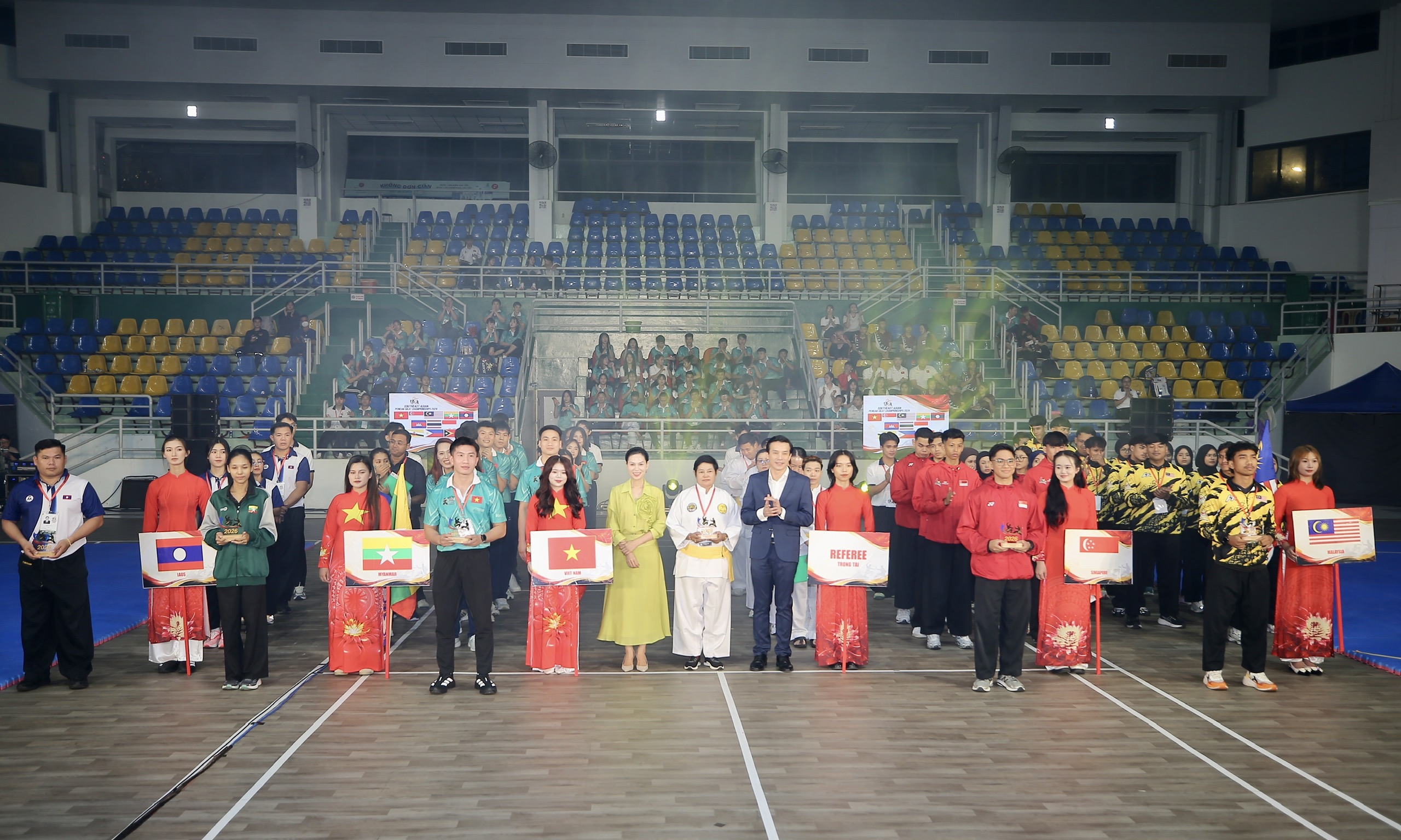Ban tổ chức trao kỷ niệm chương cho các đoàn tham dự giải. Ảnh: DŨNG PHƯƠNG 
