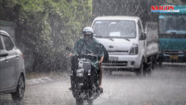 Tin nóng: Trung bộ mưa dông, nguy cơ cao lũ quét, sạt lở; Truy đuổi “cát tặc”, đại úy công an bị đứt lìa 2 chân
