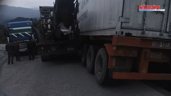 Tin nóng: Tai nạn giao thông gây ách tắc hàng cây số trên Quốc lộ 12A đi cửa khẩu Cha Lo; Vụ học sinh ném đồ vào cô giáo ở Tuyên Quang: Đình chỉ chức vụ Hiệu trưởng Trường THCS Văn Phú