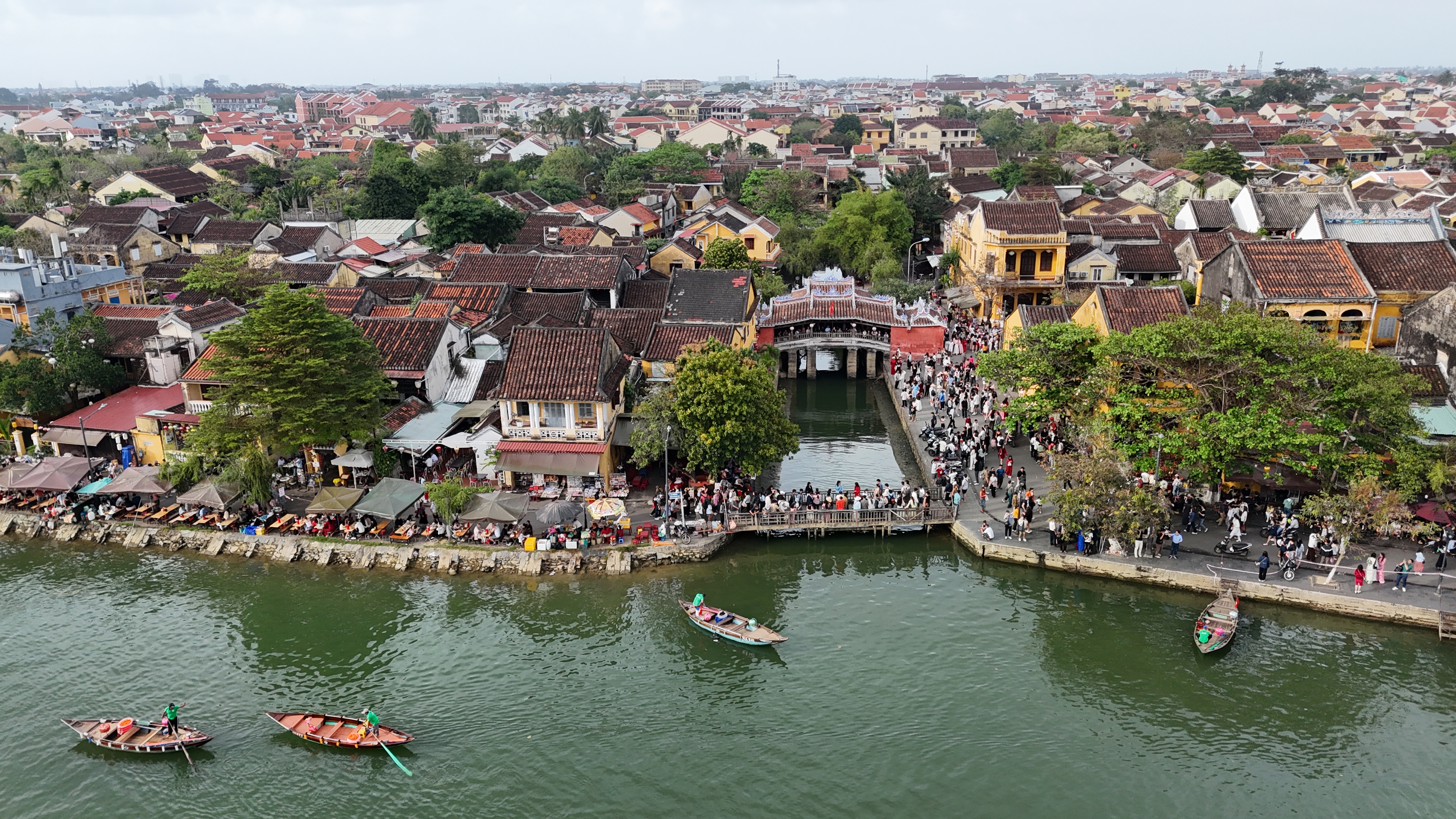 Phố cổ Hội An tấp nập du khách vào ngày mùng 3 Tết. Ảnh: NGUYỄN CƯỜNG