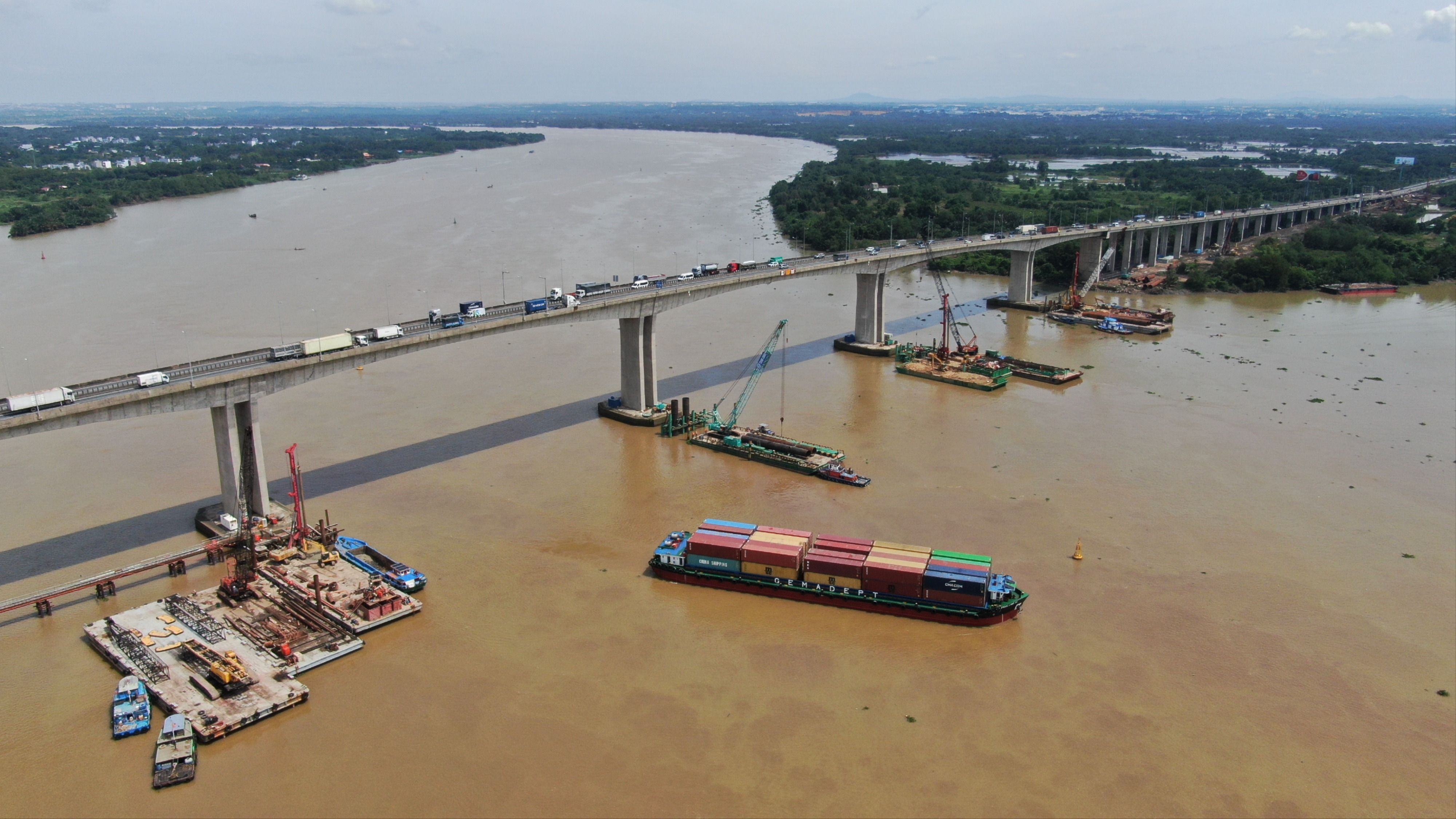 Toàn cảnh khu vực thi công cầu Long Thành bắc qua sông Đồng Nai - điểm trọng yếu của dự án. Ảnh: HOÀNG HÙNG