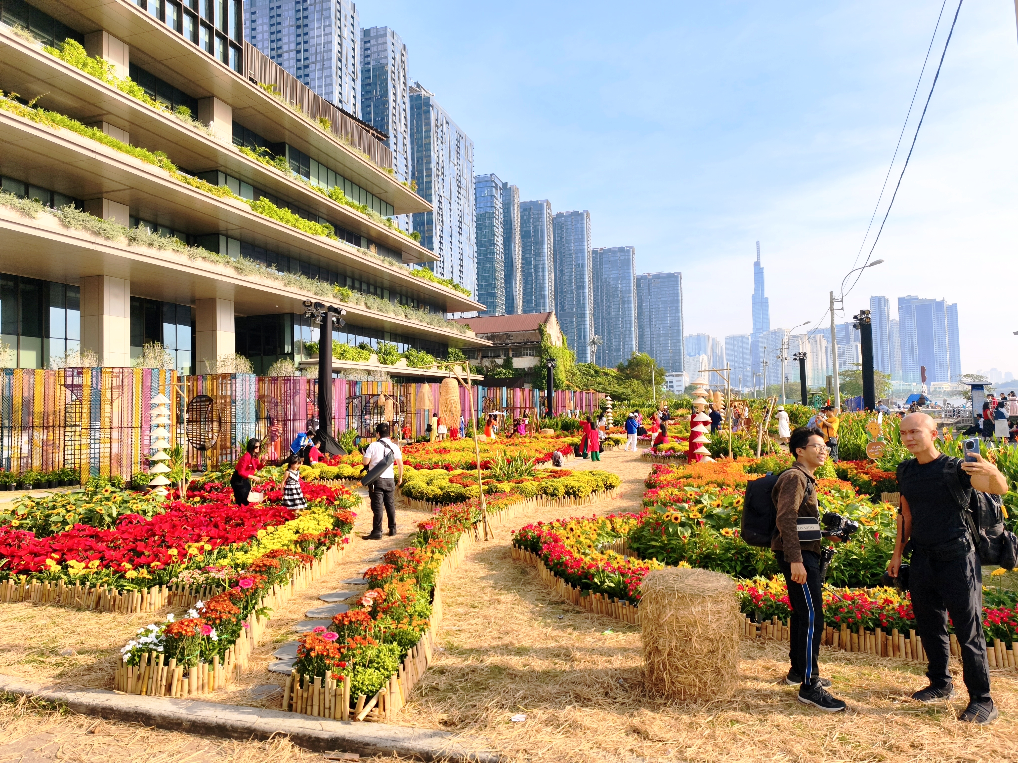 Không gian vườn hoa xuân bên ga Ba Son thu hút đông đảo người dân, du khách đến tham quan, vui xuân