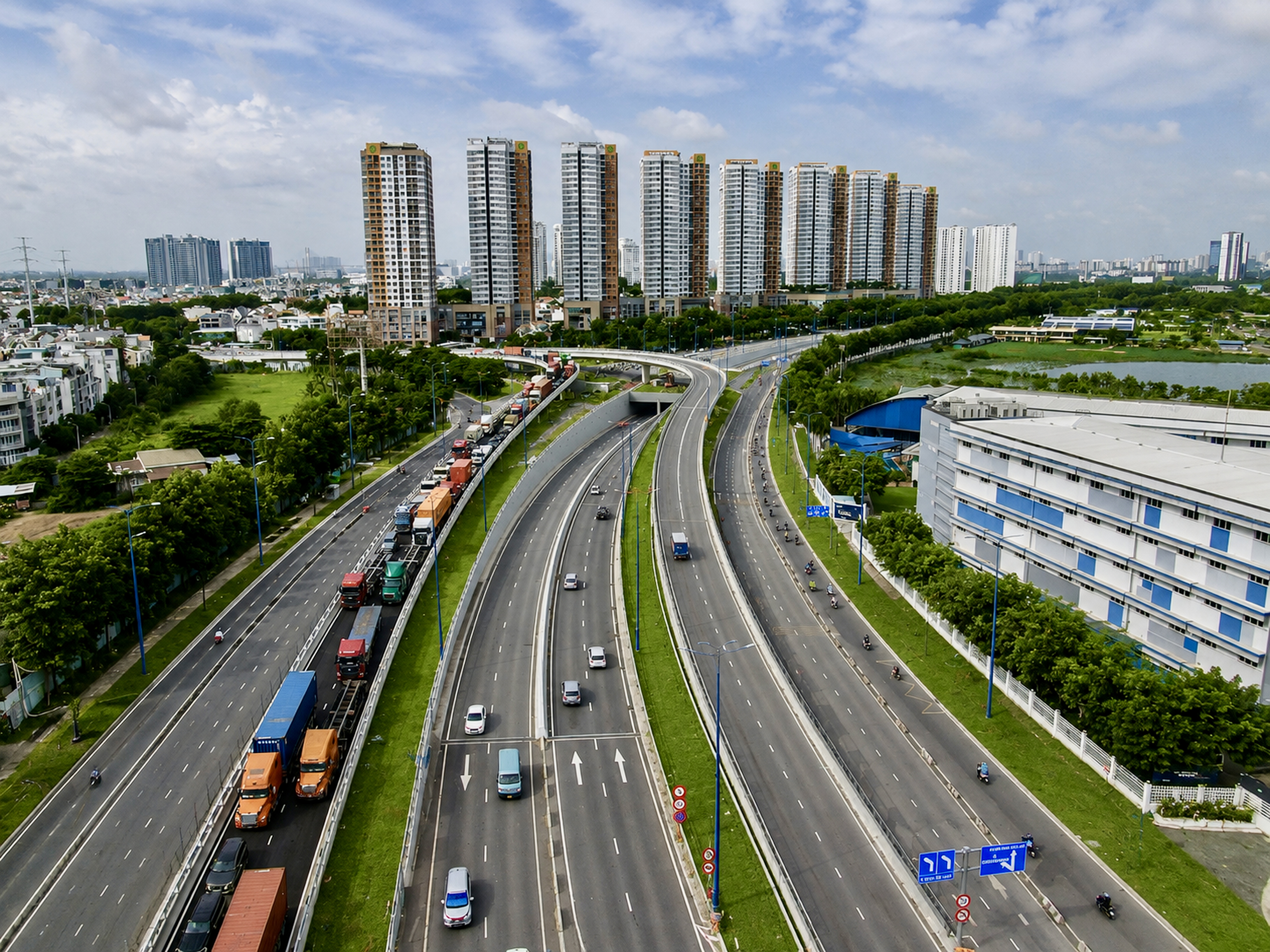 Các phương tiện lưu thông qua nhánh cầu N4 và cầu Giồng Ông Tố trái tại nút giao An Phú, thuộc phường An Khánh và phường Bình Trưng, TPHCM. Ảnh: HOÀNG HÙNG