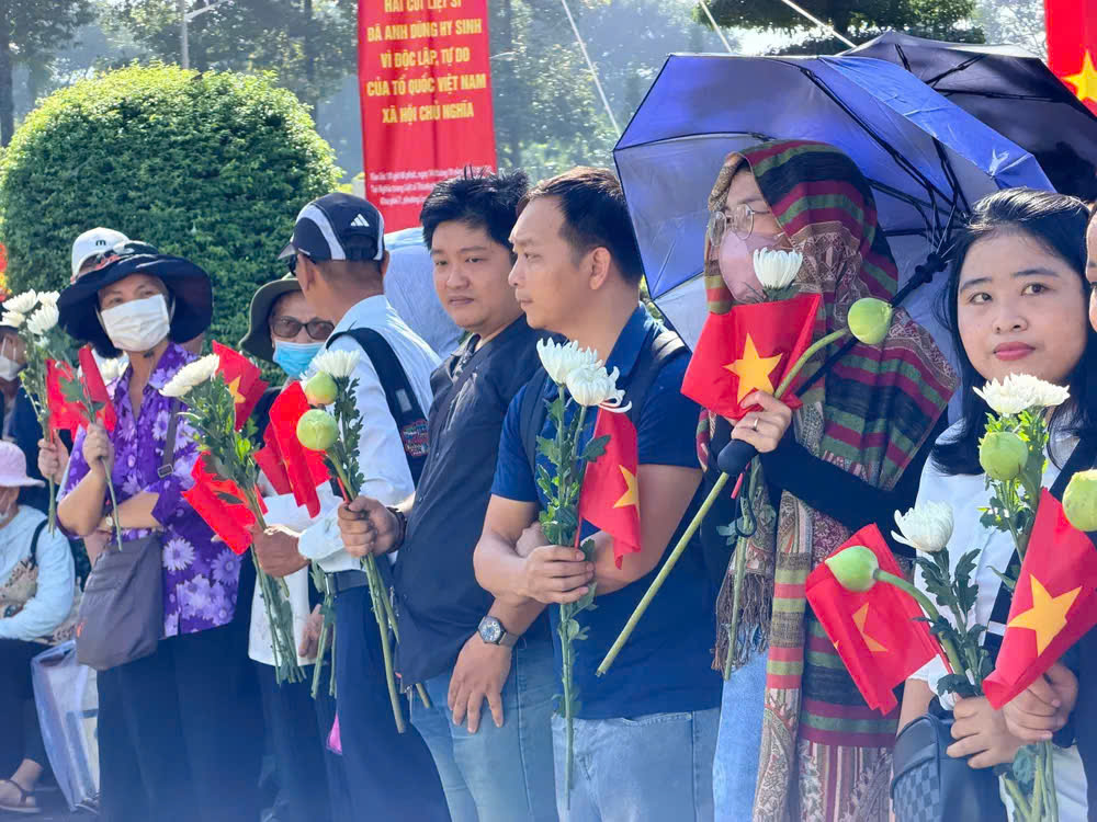 大批民众聚集在胡志明市烈士陵园门口，等候迎接烈士遗骸前来安息。图：黄雄