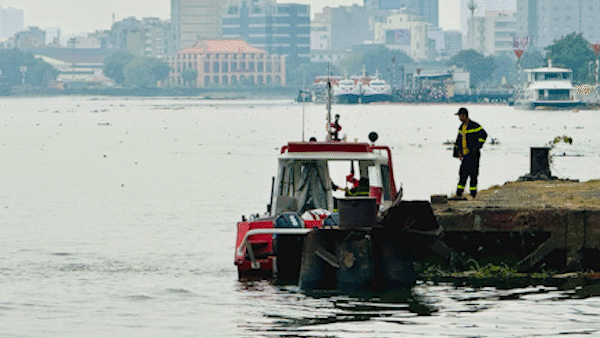 Ca nô cùng thợ lặn quần thảo tìm kiếm thi thể cô gái nhảy cầu Ba Son 