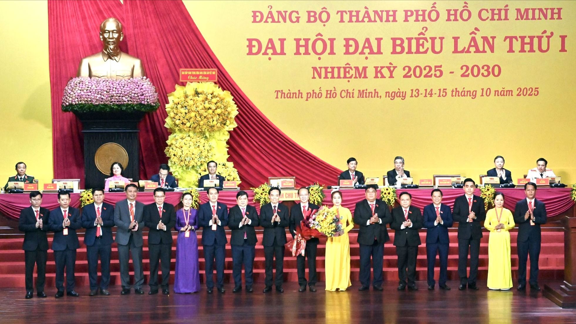 Bí thư Thành ủy TPHCM Trần Lưu Quang tặng hoa chúc mừng Ủy ban Kiểm tra Thành ủy TPHCM nhiệm kỳ 2025-2030. Ảnh: VIỆT DŨNG